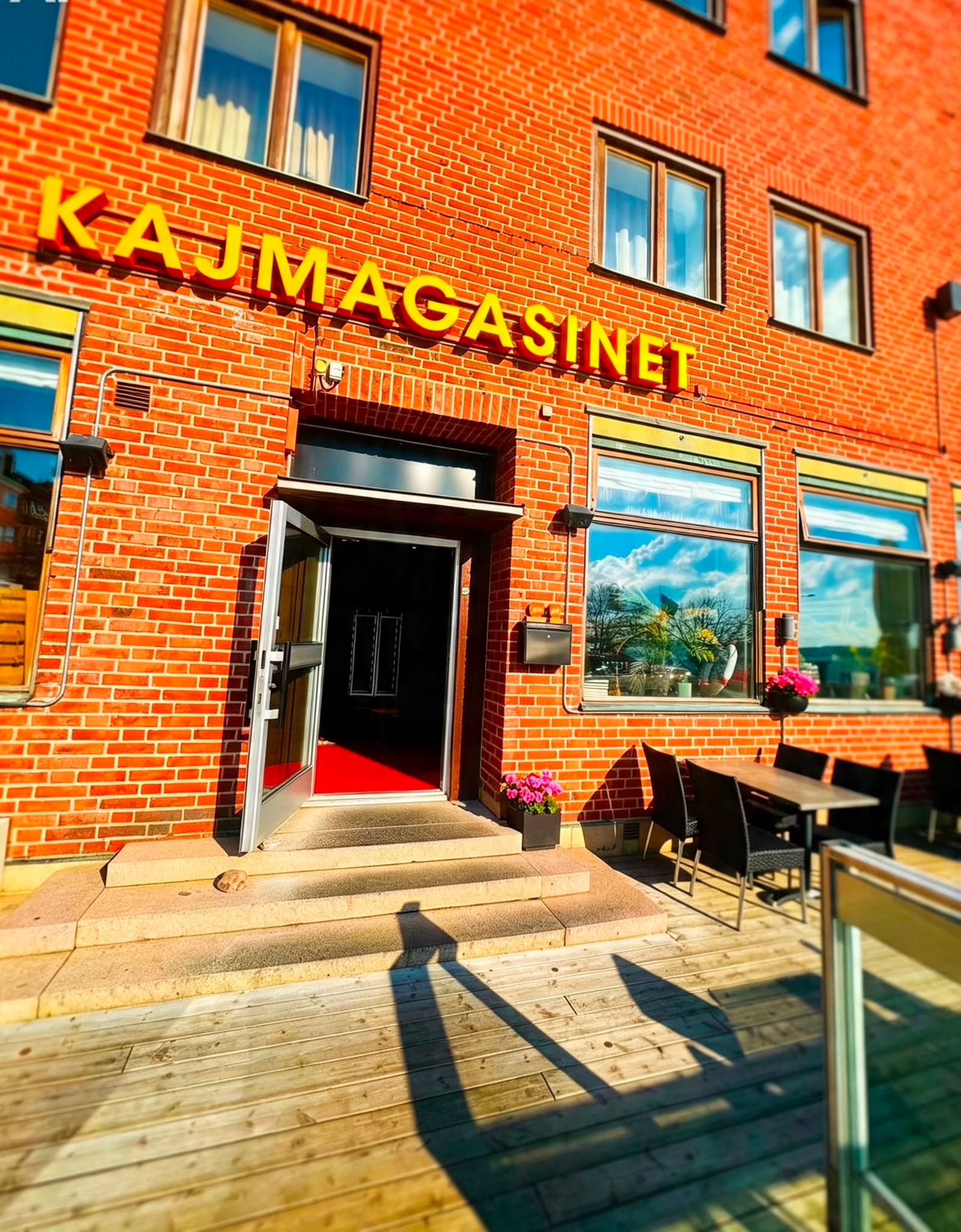 Kajmagasinets entré en sommardag